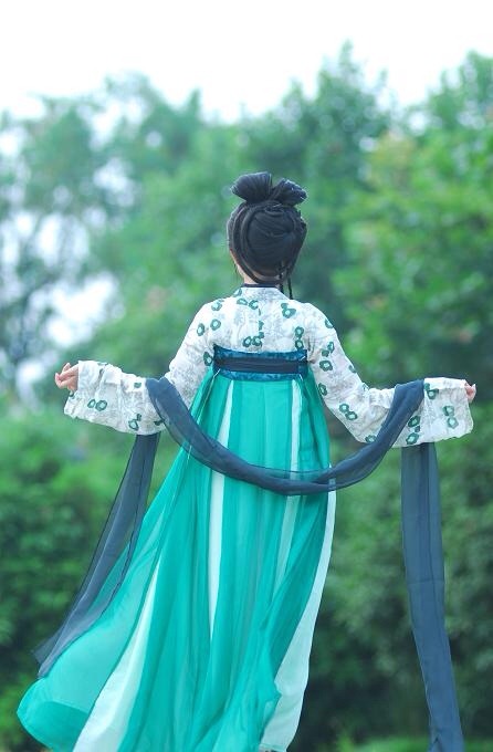 chinesehanethnic:  自清兵入关后被抹灭的华夏正统 几千年历史的汉族民族服饰汉服 东亚文明圈宗主国的衣冠 岂是俗气的旗袍马褂可以替代的 Chinese ethnic clothing 