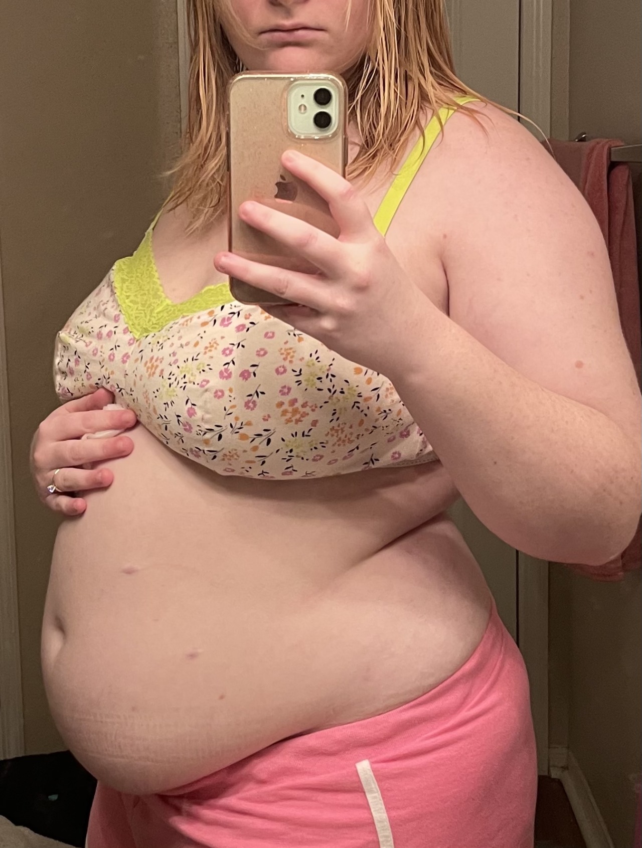 ffabellylover:Be honest. Do I look fat? 🥺