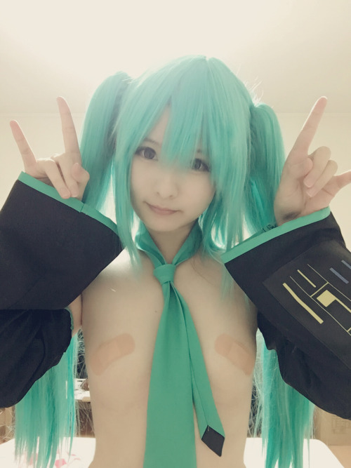 ero-cosplay: Breaking News!: World shocked afters beloved Japanese vocaloid Miku Hatsune declares sh