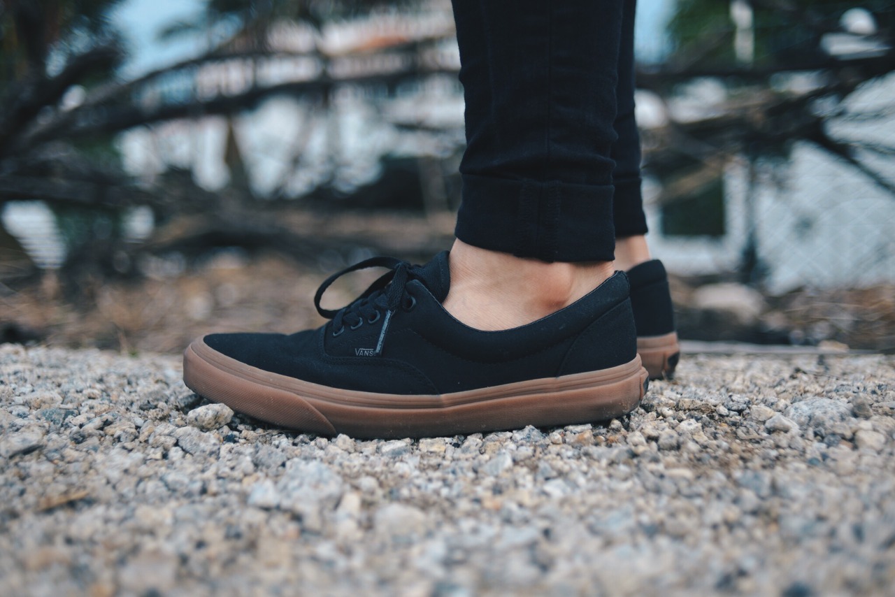 vans era black gum sole