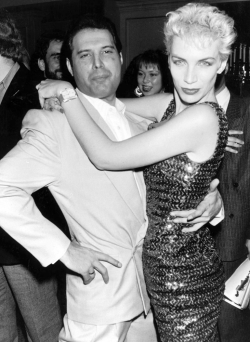 fuckyeahmercury:  Freddie Mercury &amp; Annie Lennox – 1988