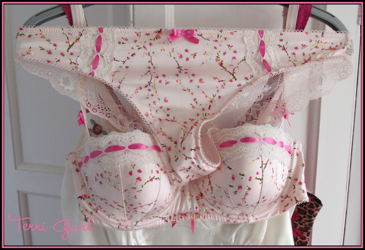 terrigurlpics:  Terrie’s favorite pantie and bra set for sharing with her beautiful