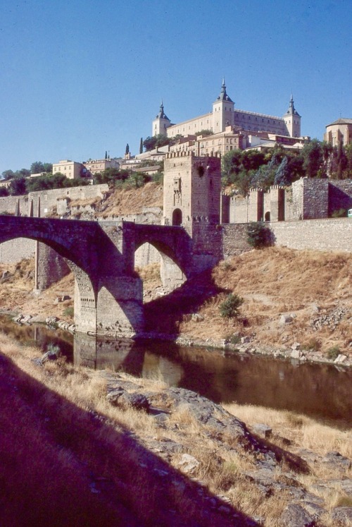 Alcázar, muralla y puente del río Tajo, Toledo, 1984.Those who have read one or another of the vario