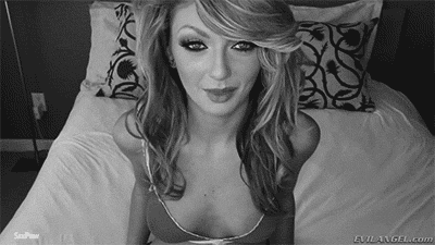 cumnbi:  sexpow:  Staci Silverstone   ;)