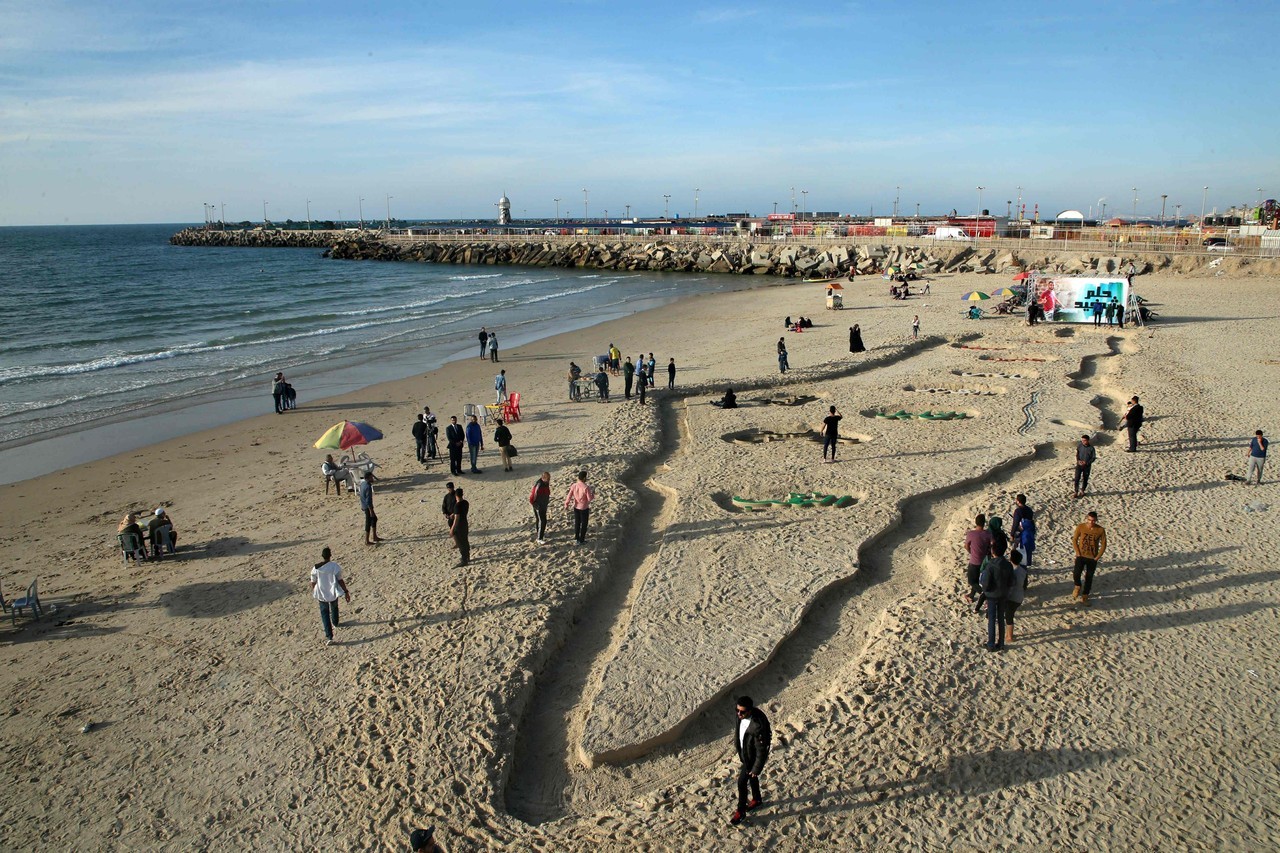 GAZA. El artista palestino Osama Spita dibujó un mapa con arena en una playa de Gaza, en solidaridad con las protestas por el Día de la Tierra. Los palestinos conmemoran el Día de la Tierra, en recuerdo de un día de 1976 cuando las fuerzas militares...