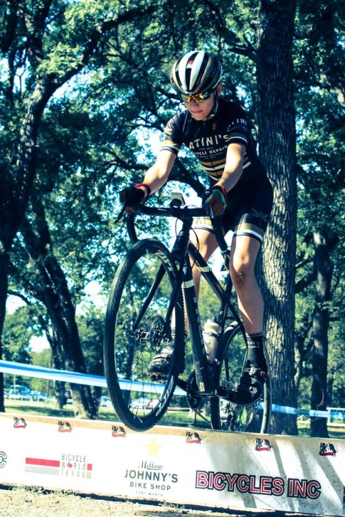 bunnyhoppingbarriers:Beckett Tooley bunnyhops the barriers at El Norte Cross in Haltom City, TX. 10/