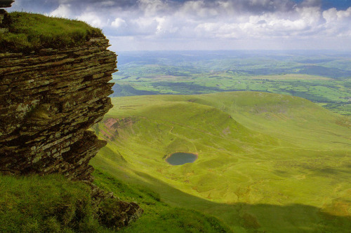 1998: Stunning Welsh countryside of the Brecon Beacons, whose unique geomorphology is primarily the 