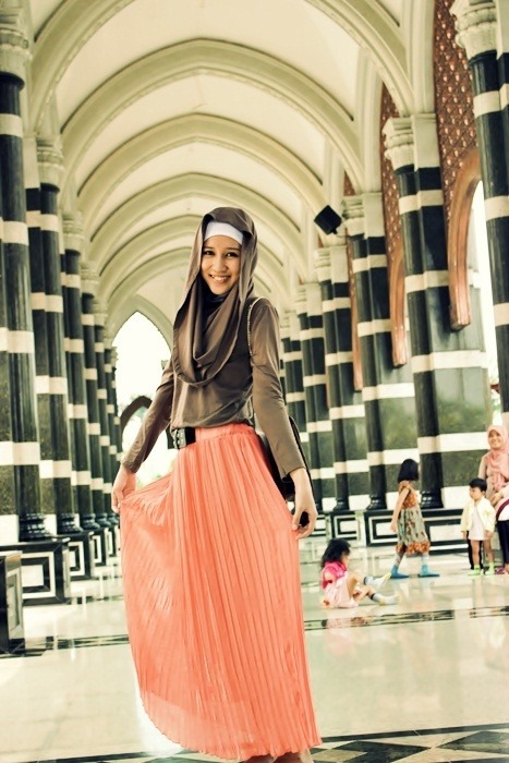 somethingwithsomeslink:  canadianzenscavengerhunt:  Hijab fashion photography is just the best. Photos from: Hana Tajima, Dian Pelangi, Fatin Atiqah, Indah Nada Puspita, unknown, Dian Pelangi, and Indah Nada Puspita  these fab ladies have the most amazing