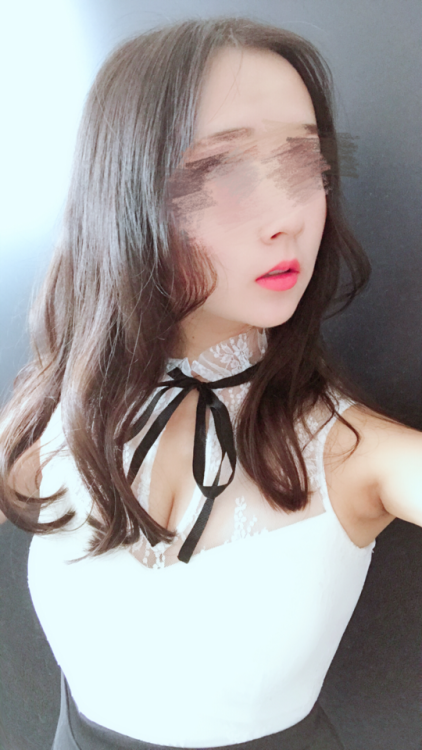 lovenikii1193: 小骚货突然想看各位对着她照片撸的照片了，说是非常刺激，有没有人能满足一下，视情况私发薄码图