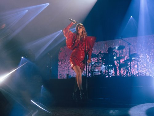 tritonhighlander: CHVRCHES - Manchester O2 Apollo“Lady in Red”source: When The Horn Blows@chvrches @