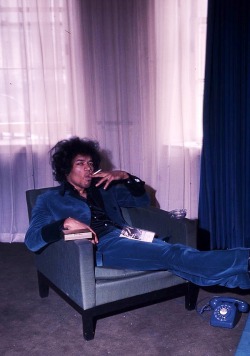 babeimgonnaleaveu: Jimi Hendrix photographed