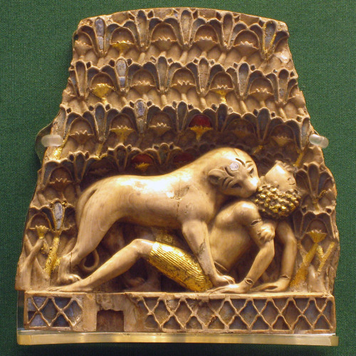 arthistorycq:(via Nimrud_ivory_lion_eating_a_man.jpg (929×930)) Lion biting the neck of a man.