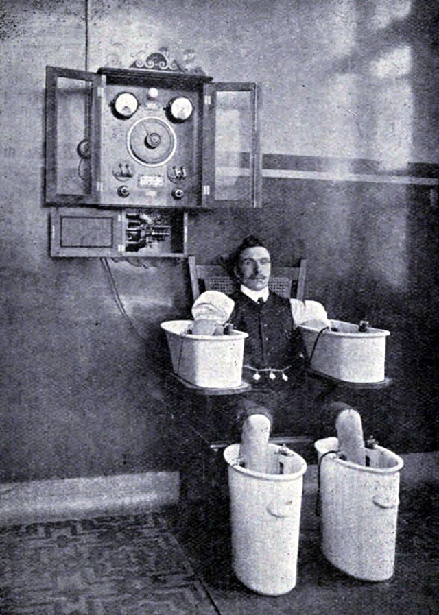 Bain électrique anti-rhumatisme, 1916.On plaçait les membres dans des récipients