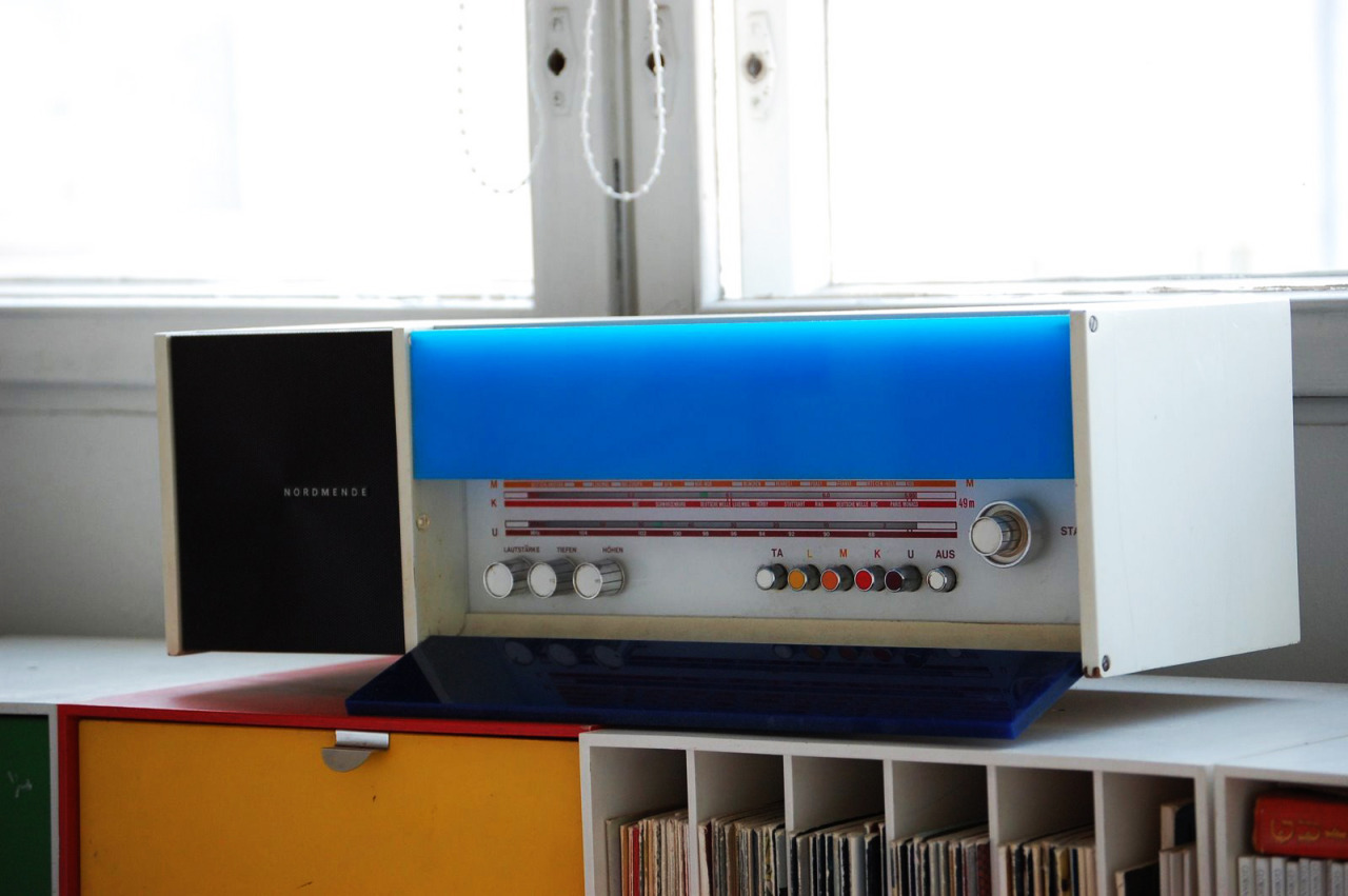 midcenturymodernfreak:
“Retro Future
1968 Nordmende “Spectra Futura“ Desktop Radio | Design: Raymond Loewy | Available in different color combinations! - Via: 1 | 2
”