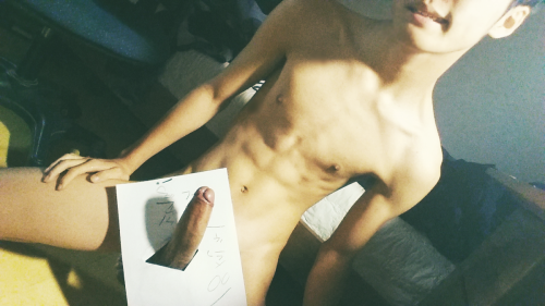 xiguahui: lolongi: vernonlqchan:Korean hot twink shows his sexy abs and damn big cock! 공허해꺼는 언제봐도 ㅅㅂ