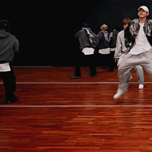 THE WAY TAEHYUNG MOVES IS DRIVING ME CRAZY