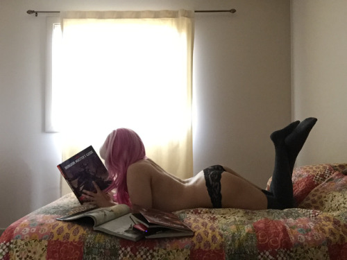 wigglespace: yay! first picture ^~^here is me wif my dnd 5e books!