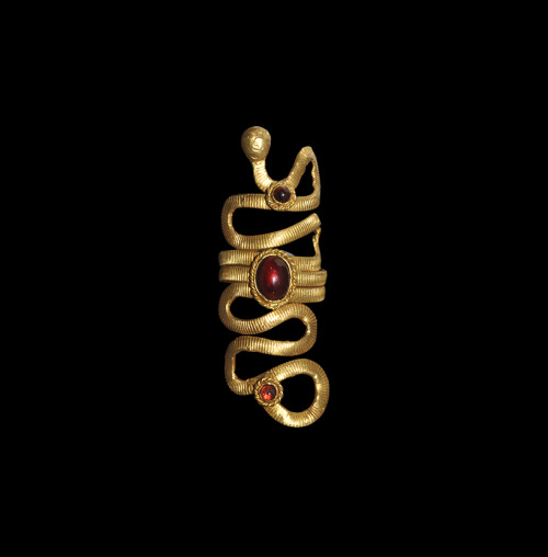 ancientjewels:Roman Egyptian gold serpent ring with garnets, c. 30 BCE to 323 CE. From Timeline Auct