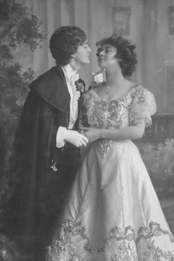 vestatilleys: Lily Elsie and Adrienne Augarde in “The New Aladdin”, 1906.