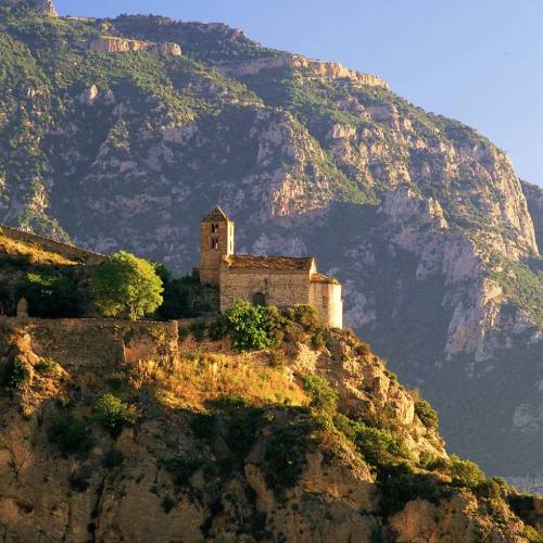 useless-catalanfacts:elpaisdellop:Ermita de Castell-llebre, Peramola. Alt UrgellCastell-llebre hermi
