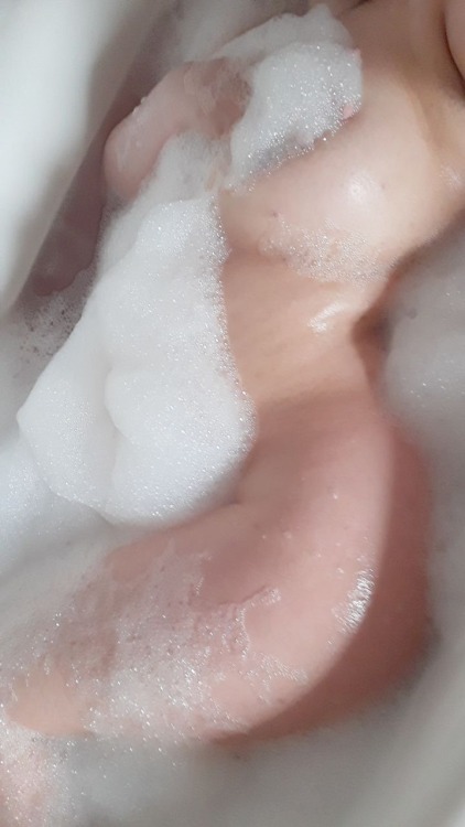 callmebabygirll0:just curves and bubbles🧼