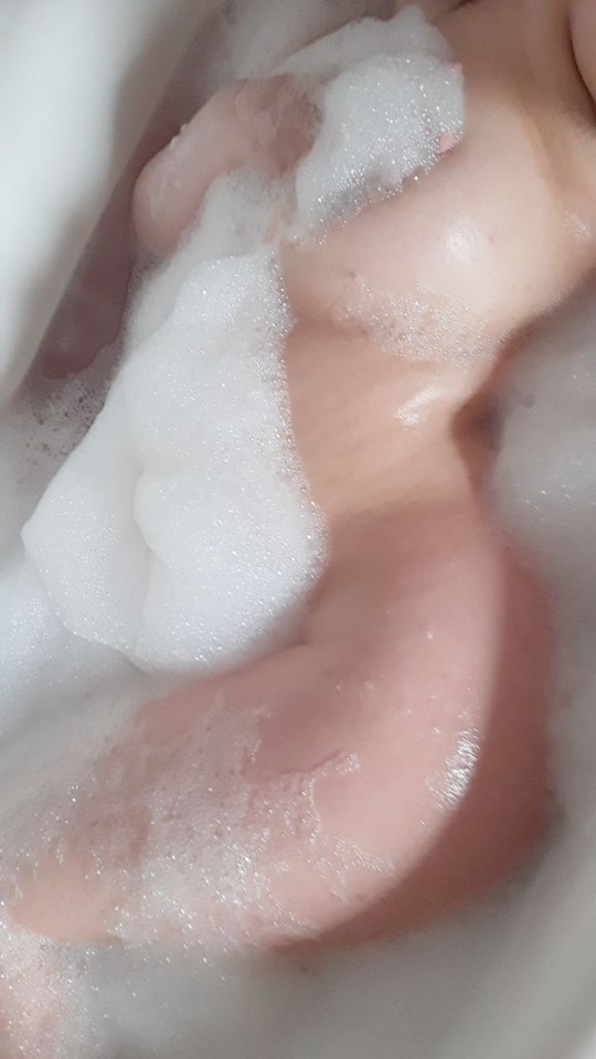 callmebabygirll0:just curves and bubbles🧼