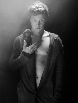 mancandycomedy:  Do you even just get really happy because Evan Peters?