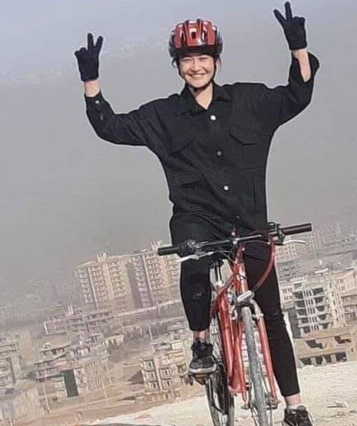 La ragazza nella foto si chiamava Mahjubin Hakimi, afghana, 18 anni.
Pochi giorni fa i talebani l’hanno barbaramente uccisa, decapitandola. Dopodiché sono andati dai genitori a minacciarli di morte se avessero parlato.
La “colpa” di questa giovane...