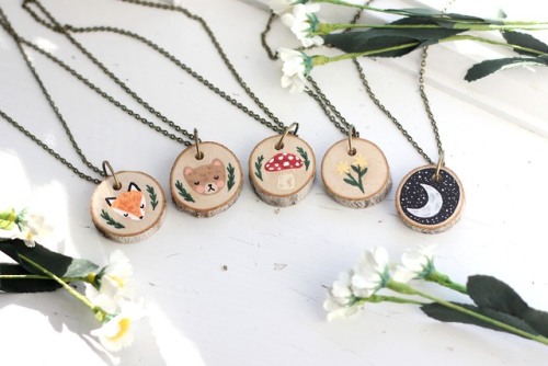 ash-elizabeth-art:put up a batch of these painted wood slice necklaces in my shop! ^^