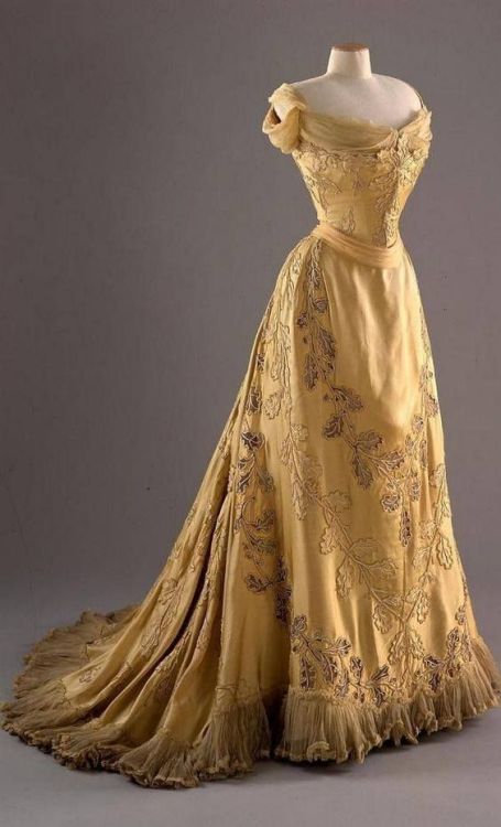 fawnvelveteen: 1902 Oak Leaf dress designed by House of Worth for Chicago born Lady Mary Curzon (Vic