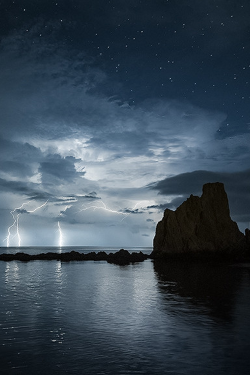 atraversso:  Rayos y Sirenas  by Joaquín