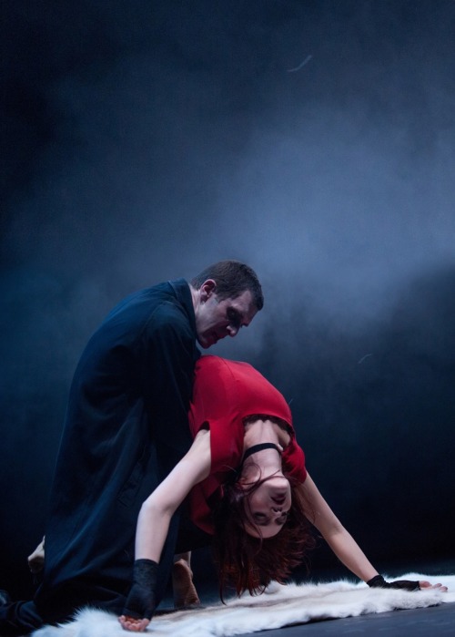 Kirstin McGuire as Lucy Westerna and Jonathan Goddard as Dracula in Mark Bruce’s Dracula, Octo