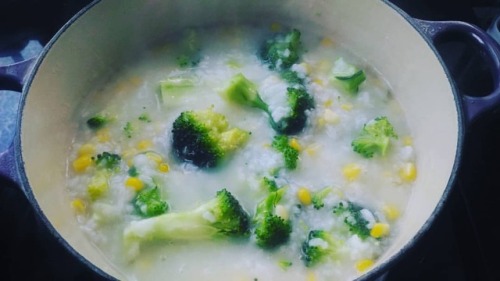 【Congee】袁太又病了，準時七點起床，用港女煲煲栗米粥。一小時，又香又綿，不愧神器。 #我是港女 #廚餘粥 #初級廚 #早起跑步 #cook #hk www.instagram.c