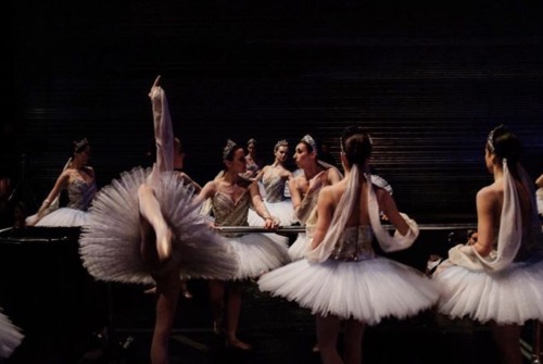 kameliendame: Dancers of the Paris Opera Ballet backstage during La Bayadère ph. Benjamin Mil