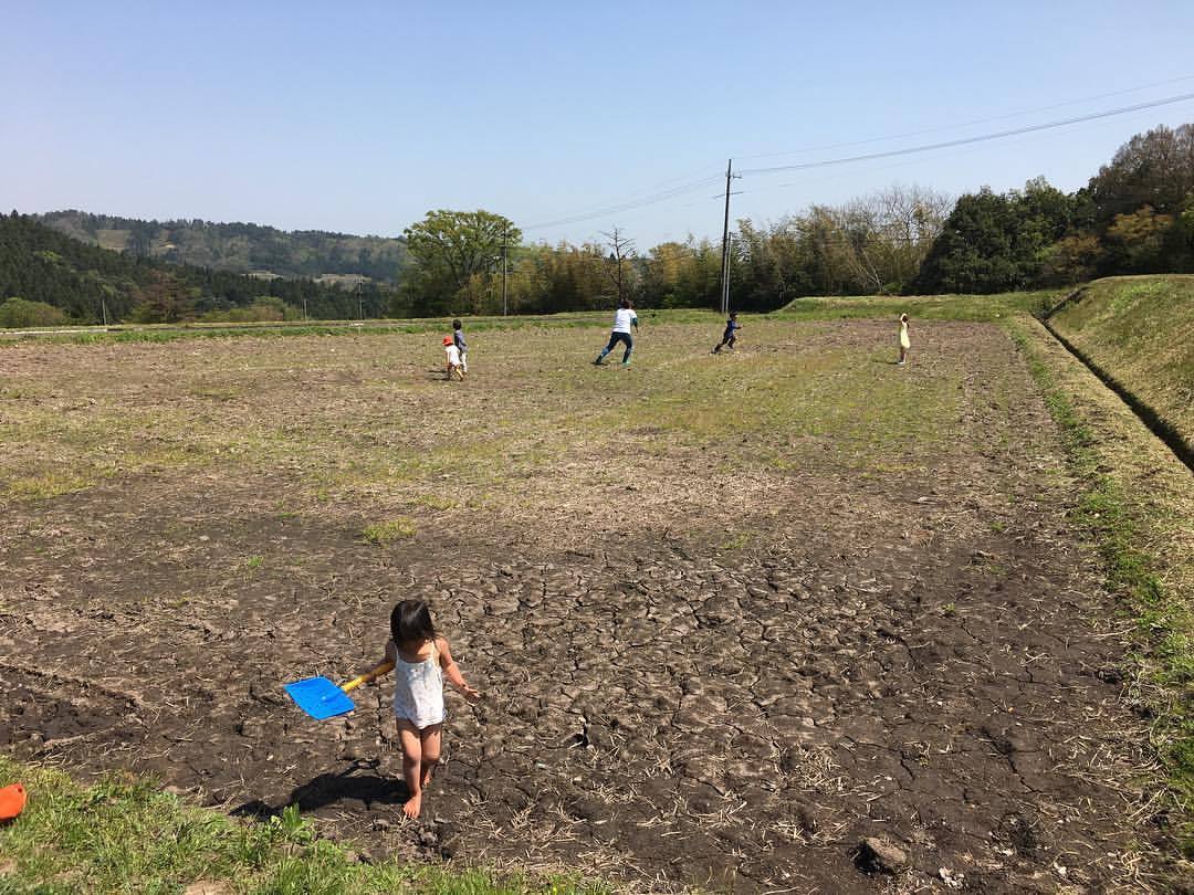 水遊び　はだか　小学生 2018.4.19 木｜幼児スクール（ようちえん） ・... - 自然がっこう 旅をする木