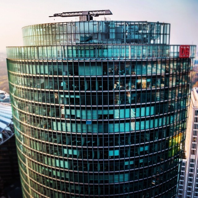 Potsdamer Platz #berlin #potsdamerplatz #bahn #skyscraper #travel #travelgram #place #placetobe #placetosee #placetovisit #placetovisitbeforeyoudie #green #blue #glas #windows #fenster #germany #deutschland #europa #europe (hier: Berlin)