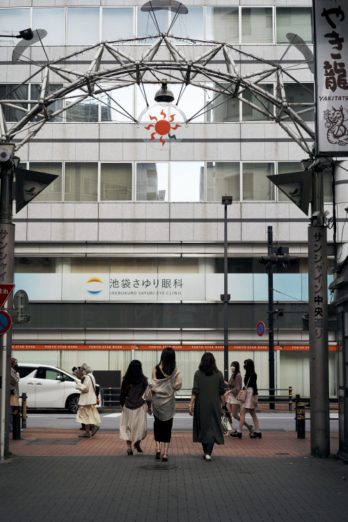 「東池袋 - 55mm F2.8」午前中は出られなかったので今日は昼下がりに近場の東池袋へ緊急事態も何のその平和だった頃と変わらぬ人出の池袋に少し驚きつつ今日は早めの退散にした