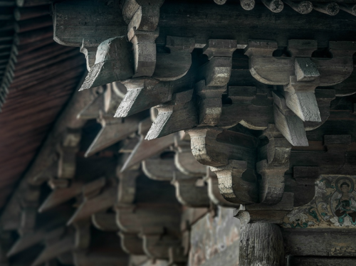 平遥镇国寺万佛殿，五代北汉天会七年(963)建。Wanfo Hall of Zhengguo Temple in Pingyao, China, was built in 963 during the