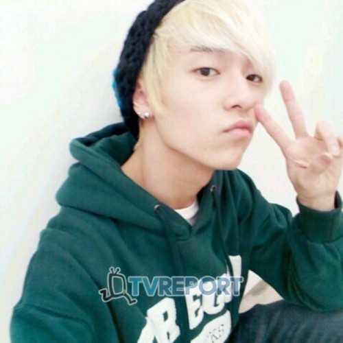 mooooosa:  L.Joe’s selca update explaining that he absolutely does not have a finger in his nose and that he hopes there is no misunderstanding lol 130106 ^^ 