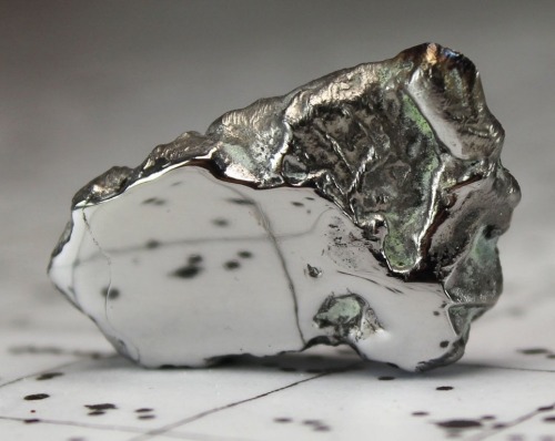 spoiledgordita:  sixpenceee: Cut and polished meteorite. (Source) Outer space mirror