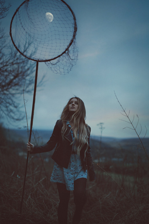sitoutside:   Moon Catcher   by  rosiehardy  