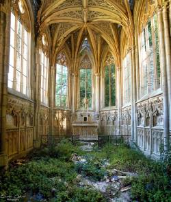 Abandonedography:    La Chapelle De L'ange Au Violon   (Source) 