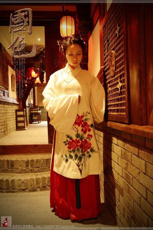 fouryearsofshades:筱绣阁 shop102072073.taobao.com/ Traditional Chinese Hanfu. Fun fact: this out