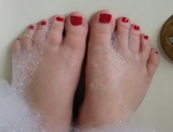 missphoenix-mysecretlife:  My red, bubble bath toes. ^_^