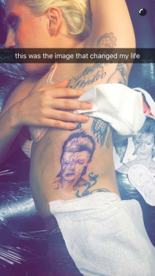 gaga4lifenow:  Lady Gaga getting a new tattoo of David Bowie