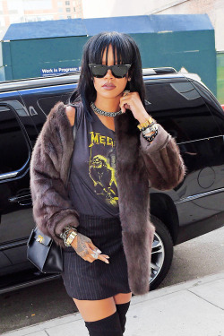 rihannalb:  Rihanna arriving at a recording