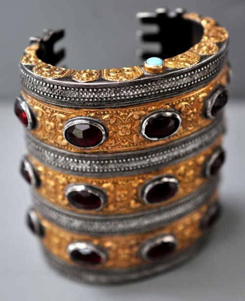 Cuff with inlaid faceted garnets, turquoise and heavy dimensional gold 22K dated 1138/1919 Yomud , T