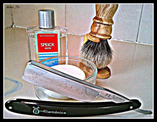 knifepics:  Straight Razor - Spanish Origin