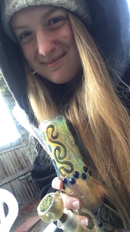 wepackedthebowlfortwo: Rainy smoke sesh ✌️ -Sarah