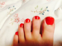 sarahsfeet:  I really like how yummy my toes look here! 😋